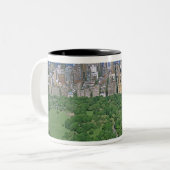 Luftblick auf den Central Park und die Westseite Zweifarbige Tasse (Vorderseite Links)