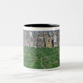Luftblick auf den Central Park und die Westseite Zweifarbige Tasse (Mittel)