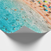 Luftblick auf den Sandstrand mit bunten Regenschir Geschenkpapier (Ecke)