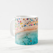 Luftblick auf den Sandstrand mit bunten Regenschir Kaffeetasse (Vorderseite Links)