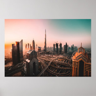 LUFTFAHRT FOTO DER STADT, UMGEBEN VON HOHEM RI POSTER