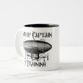 Luftschiff-Kapitän im Training, Steampunk Zweifarbige Tasse (Vorderseite Links)