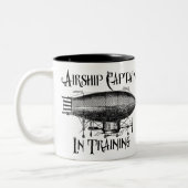 Luftschiff-Kapitän im Training, Steampunk Zweifarbige Tasse (Links)