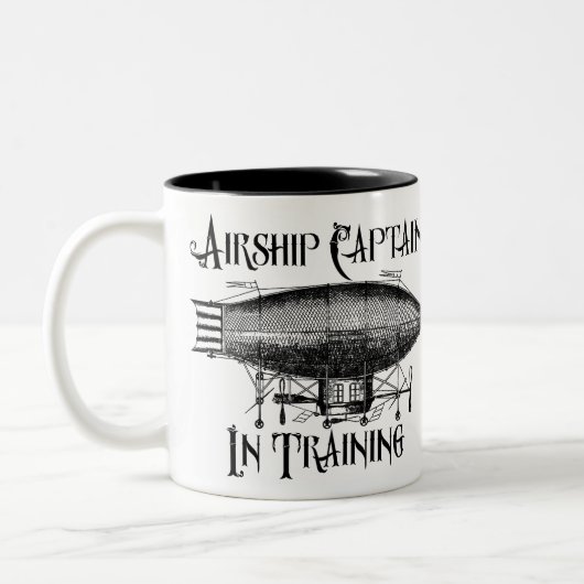 Luftschiff-Kapitän im Training, Steampunk Zweifarbige Tasse (Links)
