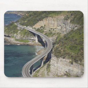 Luftsicht auf Sea Cliff Bridge in der Nähe von Wo Mousepad