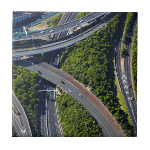 Luftverkehr über Autobahnkreuz Fliese