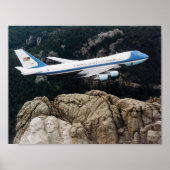 Luftwaffe 1 fliegt über Mount Rushmore Poster (Vorne)