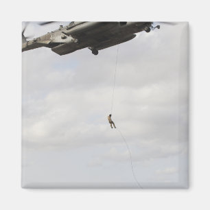 Luftwaffe pararescuemen leiten einen Kampfeinsatz Magnet