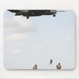 Luftwaffe pararescuemen leiten einen Kampfeinsatz Mousepad
