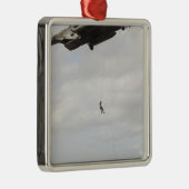 Luftwaffenparareskuemen führen Kampfeinsatz 2 Silbernes Ornament (Rechts)