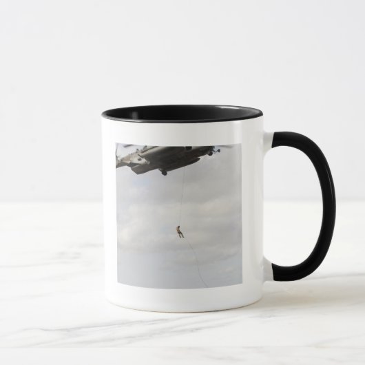 Luftwaffenparareskuemen führen Kampfeinsatz 2 Tasse (Rechts)