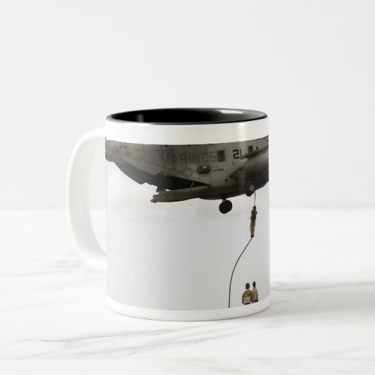 Luftwaffenparareskuemen führen Kampfeinsatz 3 Zweifarbige Tasse (Vorderseite Links)