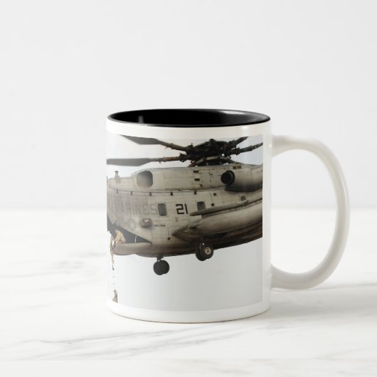 Luftwaffenparareskuemen führen Kampfeinsatz 4 Zweifarbige Tasse (Rechts)