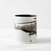 Luftwaffenparareskuemen führen Kampfeinsatz 4 Zweifarbige Tasse (Mittel)