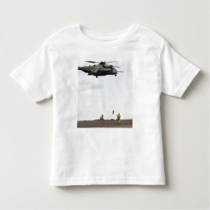 Luftwaffenparareskuemen führen Kampfeinsatz durch Kleinkind T-shirt