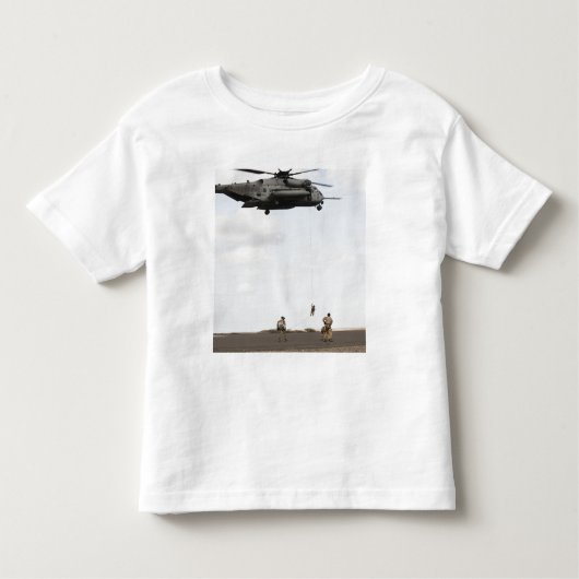 Luftwaffenparareskuemen führen Kampfeinsatz durch Kleinkind T-shirt (Vorderseite)