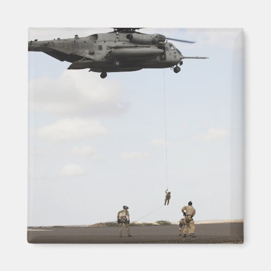 Luftwaffenparareskuemen führen Kampfeinsatz durch Magnet (Vorne)