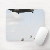 Luftwaffenparareskuemen führen Kampfeinsatz durch Mousepad (Mit Mouse)