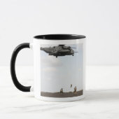 Luftwaffenparareskuemen führen Kampfeinsatz durch Tasse (Links)