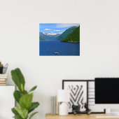 LUGANO-SEE, BOOT, BERGE IM HINTERGRUND POSTER (Heimbüro)