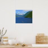 LUGANO-SEE, BOOT, BERGE IM HINTERGRUND POSTER (Küche)