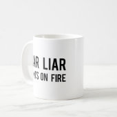 Lügner-Lügner-Hosen auf Feuer Kaffeetasse (Vorderseite Links)