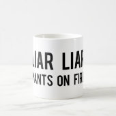 Lügner-Lügner-Hosen auf Feuer Kaffeetasse (Mittel)