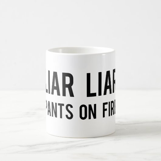 Lügner-Lügner-Hosen auf Feuer Kaffeetasse (Mittel)
