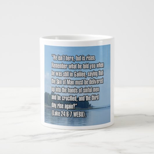 Lukas 24:6-7 WEBU Mug Jumbo-Tasse (Vorderseite)