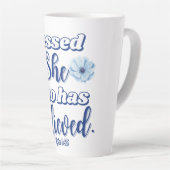 Luke 1:45 Gesegnet ist, wer glaubt Blue Blume Milchtasse (Rechte Ecke)