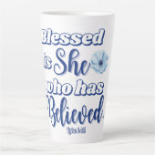 Luke 1:45 Gesegnet ist, wer glaubt Blue Blume Milchtasse (Vorderseite)