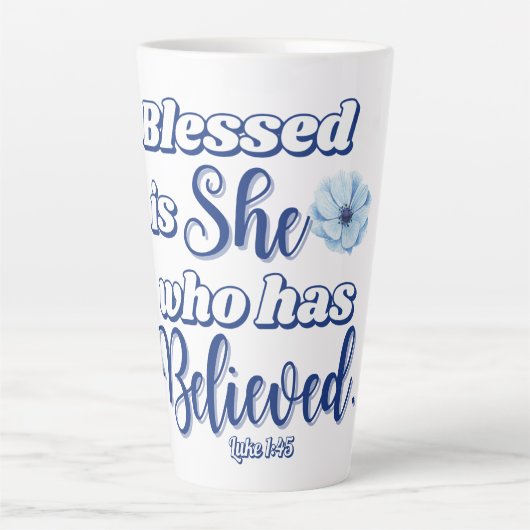 Luke 1:45 Gesegnet ist, wer glaubt Blue Blume Milchtasse (Vorderseite)