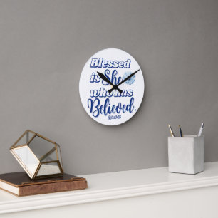 Luke 1:45 Gesegnet ist, wer glaubt Blue Blume Runde Wanduhr