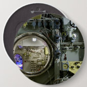 Luke auf einem alten Retro-U-Boot Button (Vorne & Hinten)