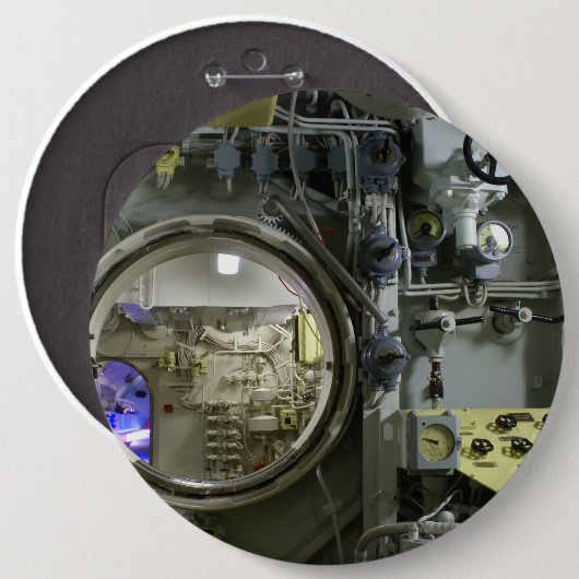 Luke auf einem alten Retro-U-Boot Button (Vorne & Hinten)