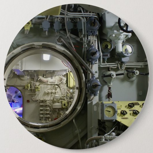 Luke auf einem alten Retro-U-Boot Button (Vorderseite)