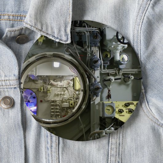 Luke auf einem alten Retro-U-Boot Button (Beispiel)