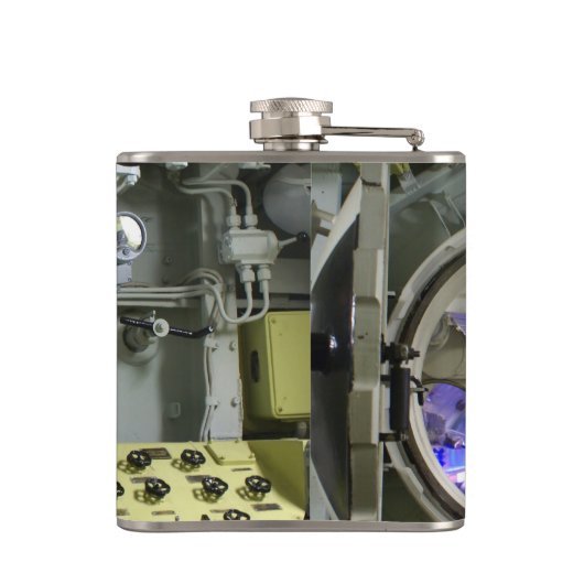 Luke auf einem alten Retro-U-Boot Flachmann (Rückseite)