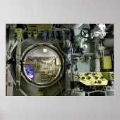Luke auf einem alten Retro-U-Boot Poster (Vorne)