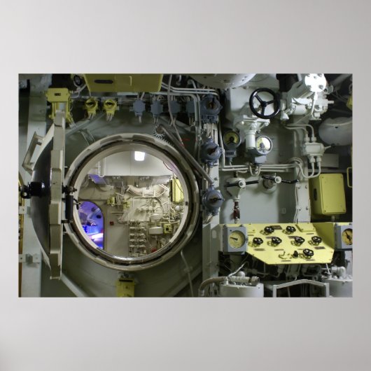 Luke auf einem alten Retro-U-Boot Poster (Vorne)