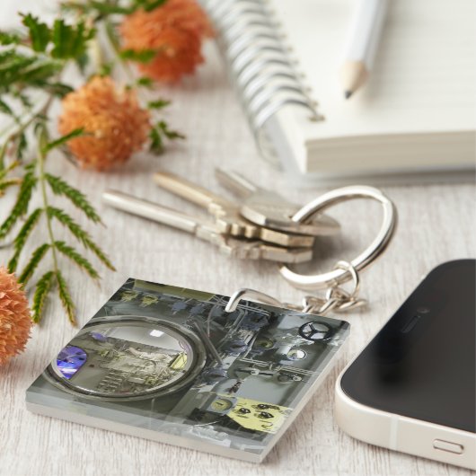 Luke auf einem alten Retro-U-Boot Schlüsselanhänger (Vorderseite rechts)