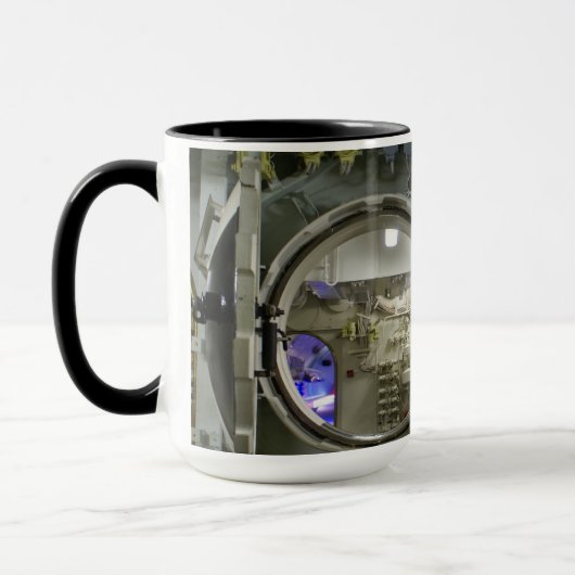 Luke auf einem alten Retro-U-Boot Tasse (Links)