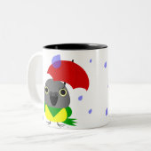 Lulu, der Senegal-Papagei, fest im Regen Zweifarbige Tasse (Vorderseite Links)