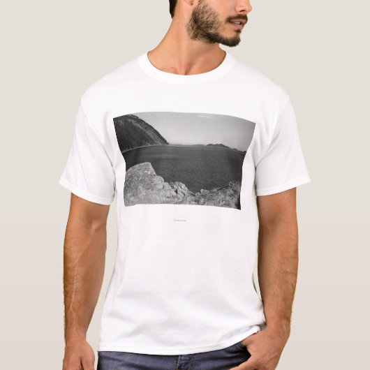 Lummi Insel, WA - Ansicht von Lummi Felsen T-Shirt (Vorderseite)