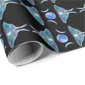 Luna Moth Triple Moon auf schwarz Geschenkpapier (Rolleneckpunkt)