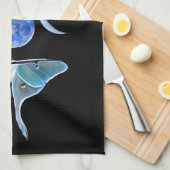 Luna Moth Triple Moon auf schwarz Geschirrtuch (Viertel Falte)