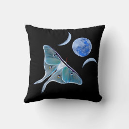 Luna Moth Triple Moon auf schwarz Kissen
