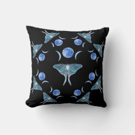 Luna Moth Triple Moon auf schwarz Kissen