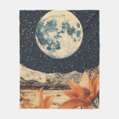 Lunar Bloom Over Sandy Peaks Fleecedecke (Vorderseite)
