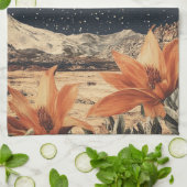 Lunar Bloom Over Sandy Peaks Geschirrtuch (Gefaltet)
